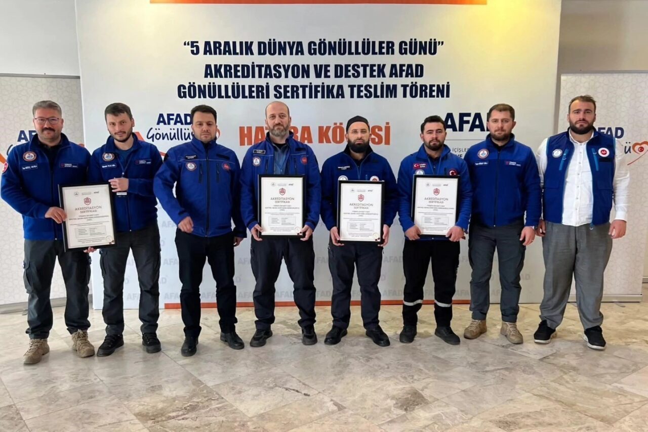AFAD, Aydın Nazilli İlçe Müftülüğü Arama Kurtarma Ekibi'ne akreditasyon belgelerini