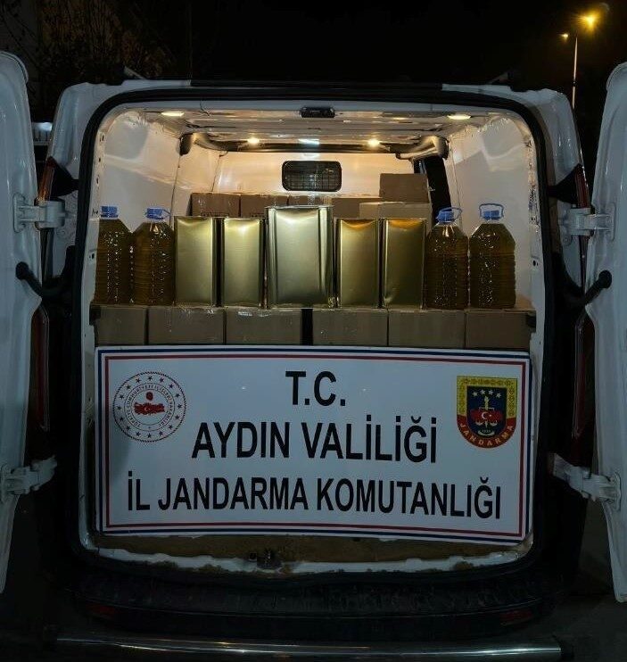 Nazilli’de durdurulan araçta 1858 litre bandrolsüz kaçak zeytinyağı bulundu.