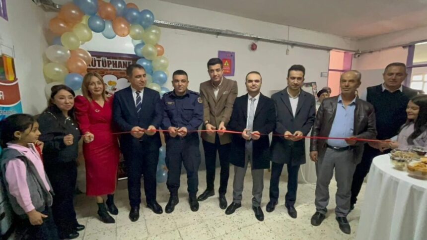 Nazilli’deki İhsan İzgi İlkokulu’nda kütüphane açılışı için tören düzenlendi.