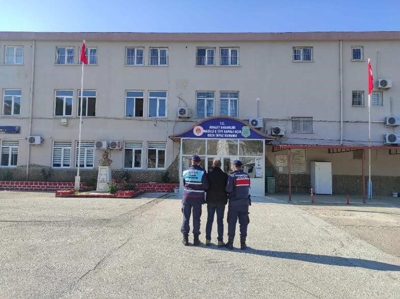 Nazilli’de Uyuşturucu Satıcısına Jandarma Baskını: Bir Kişi Tutuklandı Nazilli’nin Cumhuriyet Mahallesi'nde bir jandarma operasyonunda, uyuşturucu madde satışı yapan