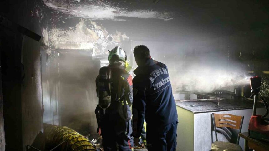 Nazilli’de gece çıkan yangında bir apartman dairesi tamamen yandı, ev kullanılamaz hale geldi.