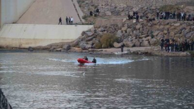Cizre ilçesinde Dicle Nehri’ne düşen terliğini almak isteyen 12 yaşındaki