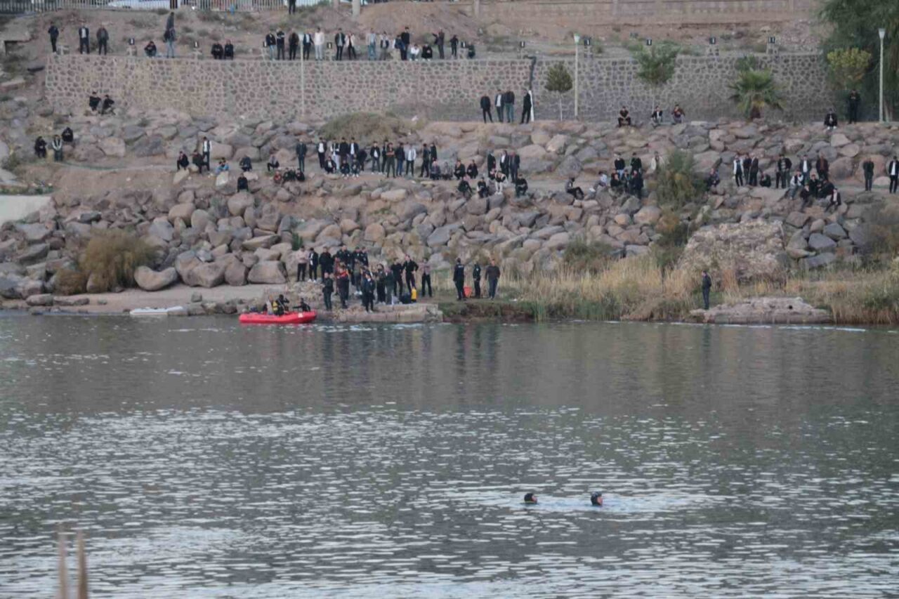 Şırnak’ın Cizre ilçesinde, Dicle Nehri’ne düşen terliğini almak isteyen 12