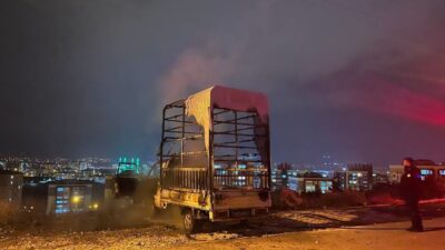 Niğde'de park halindeki 51 AEU 708 plakalı kamyonet yangında hasar