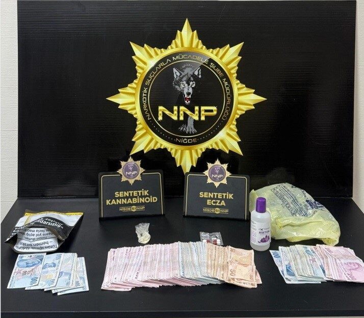 Niğde’de Uyuşturucu Operasyonu: 4 Gözaltına Alındı, Tutuklandılar Niğde'de gerçekleştirilen uyuşturucu operasyonunda 11 şüpheli yakalandı. 4 kişi tutuklanırken,