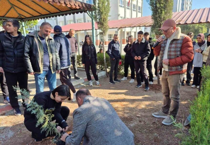 Nihal Erdem Anadolu Lisesi’nde ‘Yeşil Vatan’ projesi kapsamında fidan dikim etkinliği düzenlendi.