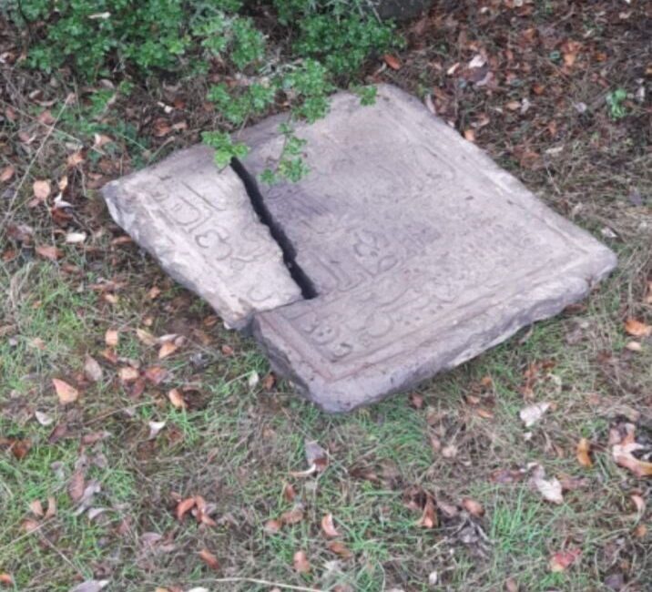 Niksar’da Tarihi Cin Camii Kitabesi Uzun Süre Sonra Bulundu Tokat'ın Niksar ilçesinde, 2002 yılında çalınan ve kayıp olarak bilinen