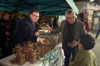 Nilüfer Belediyesi, Regaip Kandili’nde geleneksel simit dağıtımını sürdürdü; 6 bin adet simit, 13 noktada vatandaşlara ulaştırıldı.