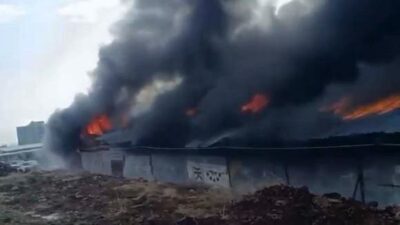 Gaziantep'in Nurdağı ilçesindeki bir şantiyede çıkan yangında, depo malzemelerinin alev