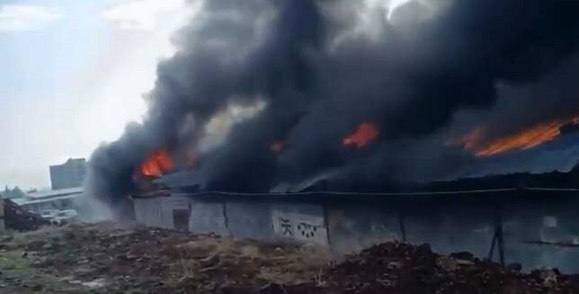 Gaziantep’te Şantiyede Yangın Çıktı, İtfaiye Ekipleri Olay Yerinde Müdahale Ediyor Gaziantep'in Nurdağı ilçesindeki bir şantiyede çıkan yangında, depo malzemelerinin alev