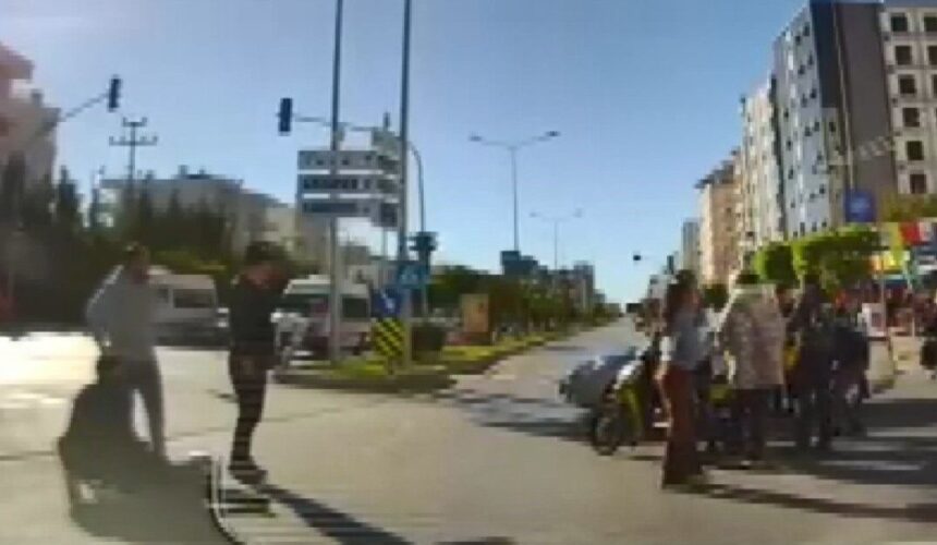 Mersin’de kırmızı ışıkta geçen araç, motosikletli kuryeye çarptı; kaza anı kameraya yansıdı.