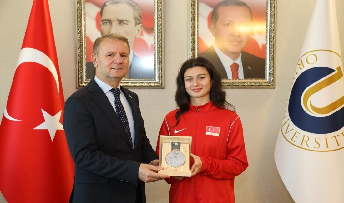 Ordu Üniversitesi’nden Milli Sporcu İlkim Zehra Yılmaz, 25. Yaz Deaflympics’te Voleybolda Dünya İkincisi Oldu Ordu Üniversitesi Spor Bilimleri Fakültesi öğrencisi ve milli sporcu İlkim