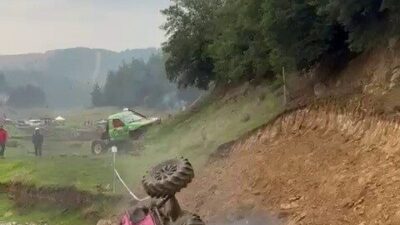 Bursa'da gerçekleşen off-road yarışında, bir sürücü aracının kontrolünü kaybederek takla