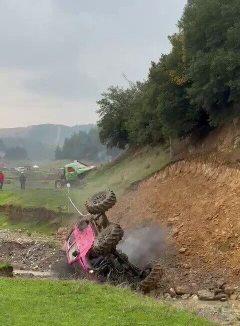 Bursa'da gerçekleşen off-road yarışında, bir sürücü aracının kontrolünü kaybederek takla
