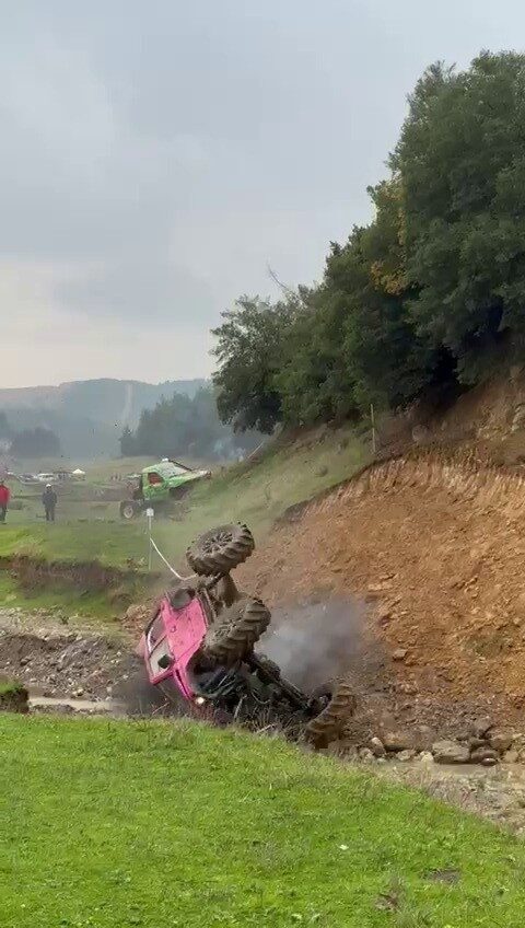 Bursa'da gerçekleşen off-road yarışında, bir sürücü aracının kontrolünü kaybederek takla