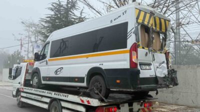 Afyonkarahisar'ın Emirdağ ilçesinde öğrenci servisi ile tır ve hafif ticari