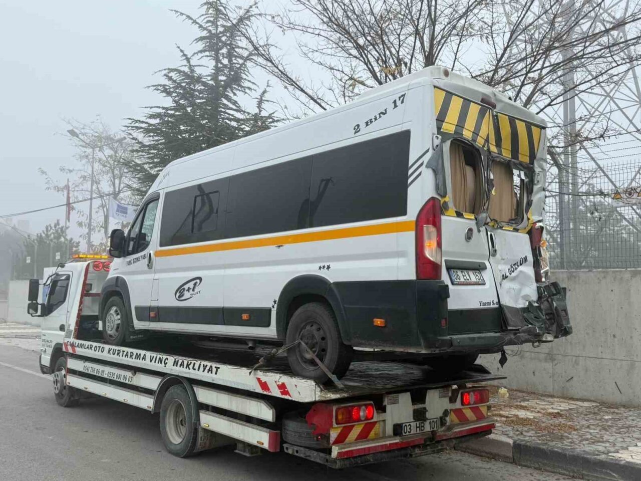 Afyonkarahisar’da öğrenci servisi ile tır ve hafif ticari aracın çarpıştığı kazada 20 kişi yaralandı