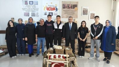 Kayseri'nin Bünyan Fen Lisesi'nde öğrenciler, unutulmaya yüz tutmuş Bünyan halısı