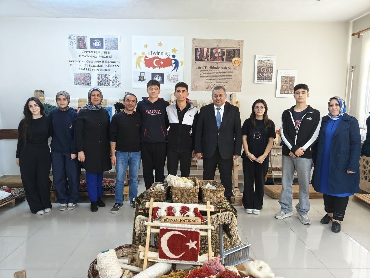 Kayseri'nin Bünyan Fen Lisesi'nde öğrenciler, unutulmaya yüz tutmuş Bünyan halısı