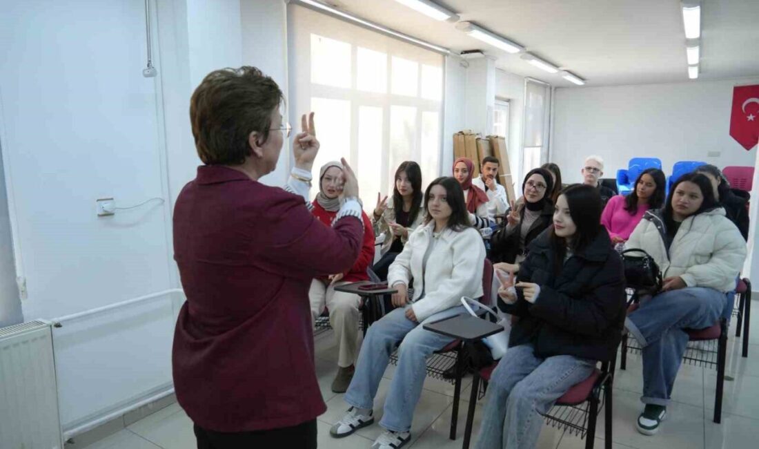 Niğde Ömer Halisdemir Üniversitesi’nde İşaret Dili Eğitimi ile İşitme Engelli Bireylerle İletişim Geliştiriliyor Niğde Ömer Halisdemir Üniversitesi, işitme engelli bireylerle etkili iletişim kurabilmek