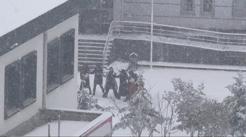 Diyarbakır’daki okulda öğrenciler, kar yağışını müzik eşliğinde kutladı.