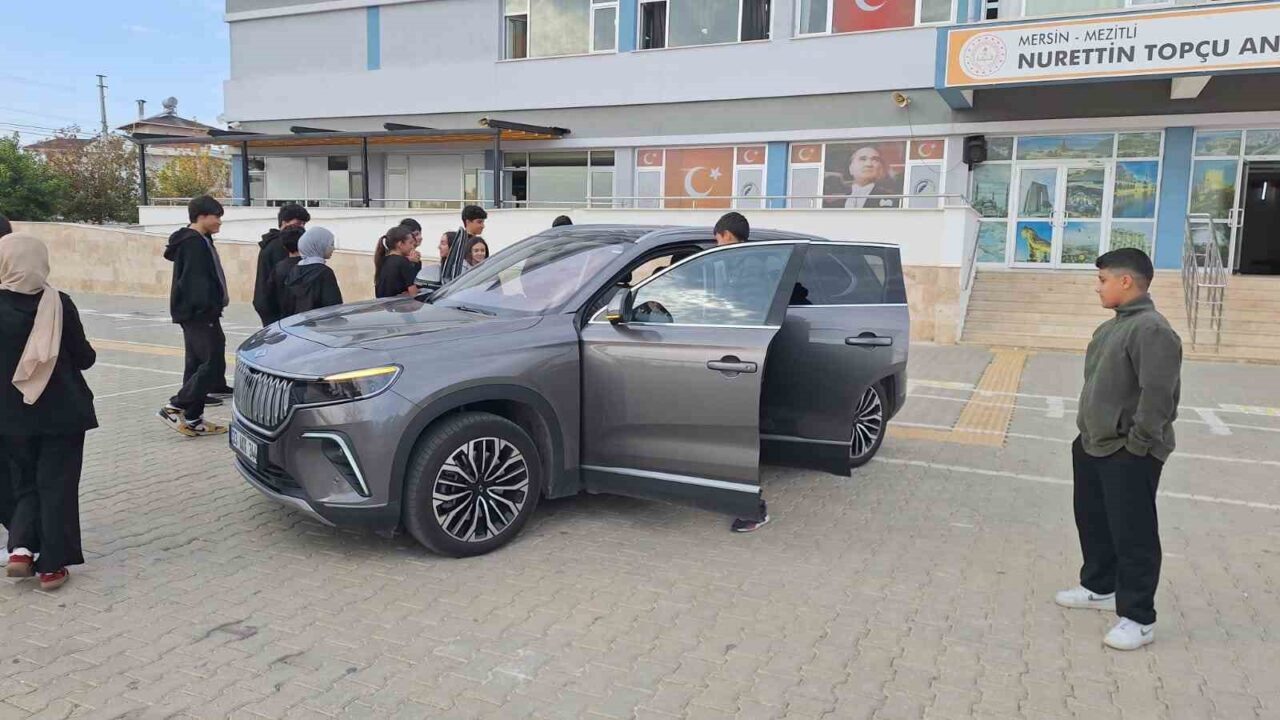 Mersin'deki Nurettin Topçu Anadolu Lisesi öğrencileri, Yerli Malı Haftası etkinliği