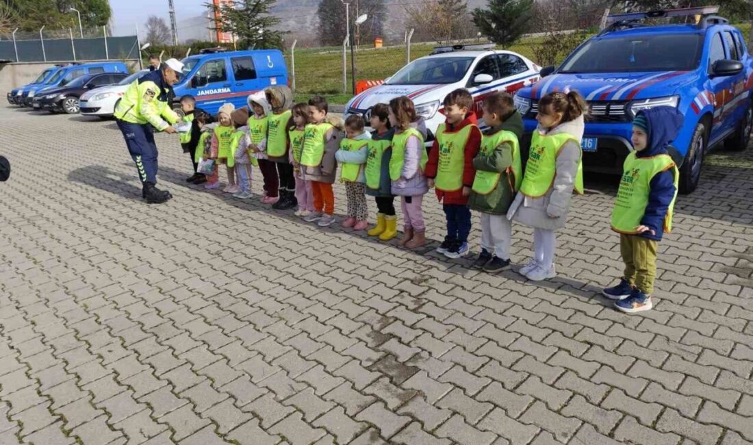 Kütahya'nın Hisar Anaokulu'ndan 20 öğrenci, Simav İlçe Jandarma Komutanlığı'nı ziyaret