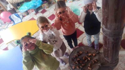 Ağrı’nın Diyadin ilçesindeki Kuşburnu İlkokulu’nda öğretmen Güler Atagün, öğrencilerine kış