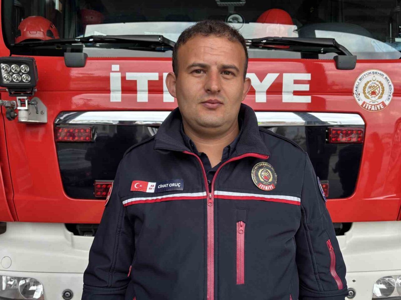 Kocaeli'nin Başiskele ilçesinde bir apartmanda çıkan yangında, itfaiye eri Cihat