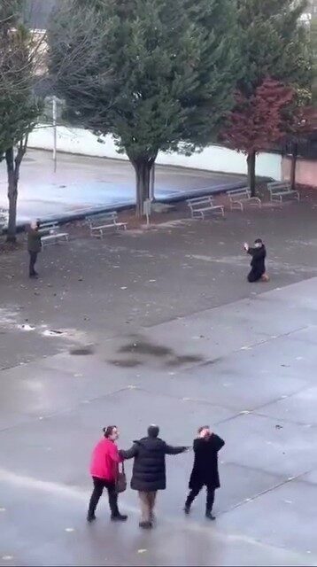 İzmit’te Kızına Şantaj Yapan Genç, Okul Bahçesinde Babası Tarafından Silahla Rehin Alındı