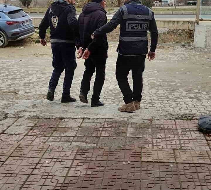 Kastamonu’da Çocuklara Sigara Satışı Yapan Büfe İşletmecisi, Okul Müdür Yardımcısını Darp Etti, Tutuklandı Kastamonu'da, Pervaneoğlu Ali Mesleki ve Teknik Anadolu Lisesi müdür yardımcısı