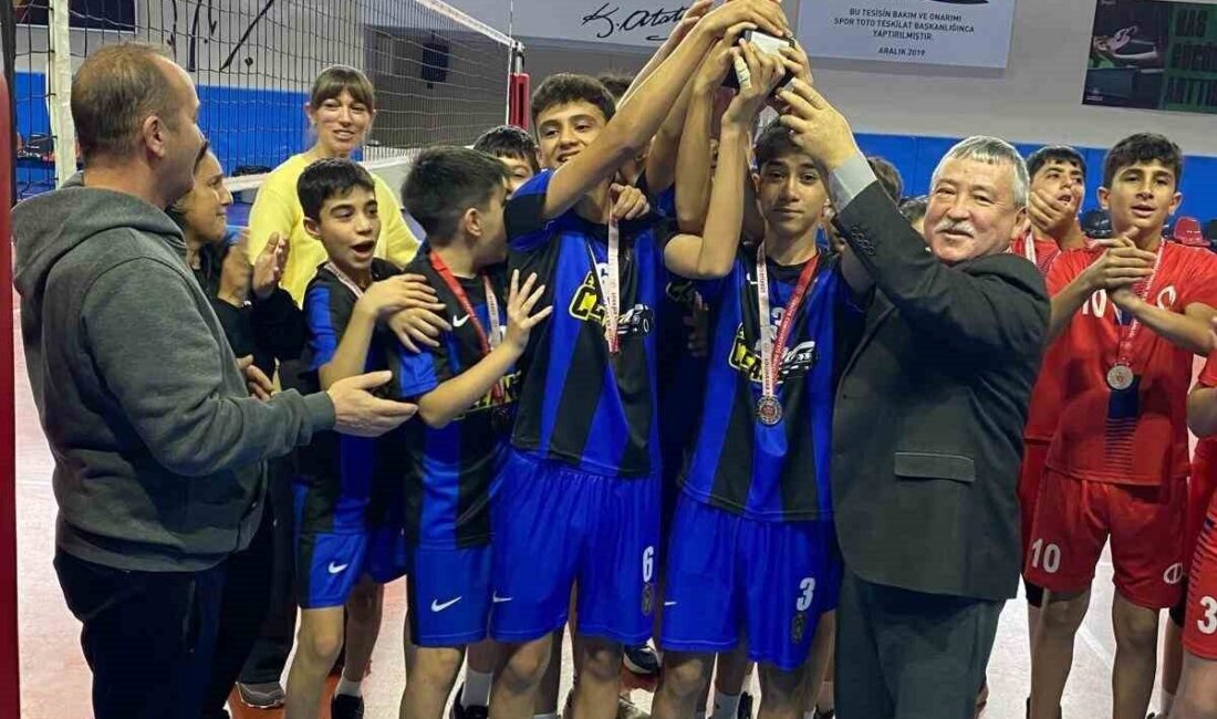 Eskişehir'de düzenlenen 'Okul Sporları Voleybol Yıldız Erkekler' müsabakalarında, Suzan Gürcanlı