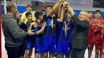 Eskişehir'de düzenlenen 'Okul Sporları Voleybol Yıldız Erkekler' müsabakalarında Suzan Gürcanlı