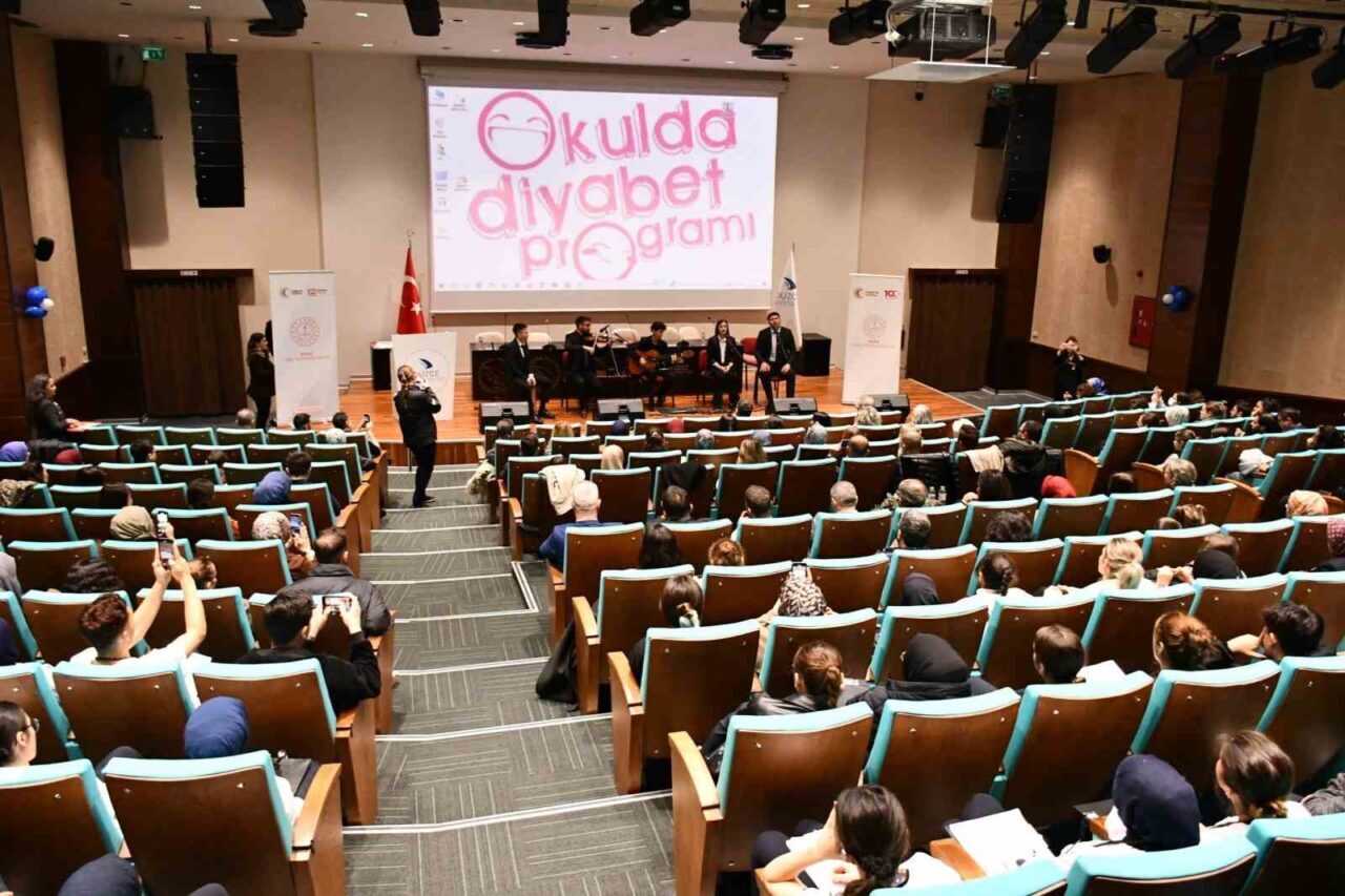 Düzce Üniversitesi Tıp Fakültesi, "Okulda Diyabet" konferansını düzenledi. Prof. Dr.
