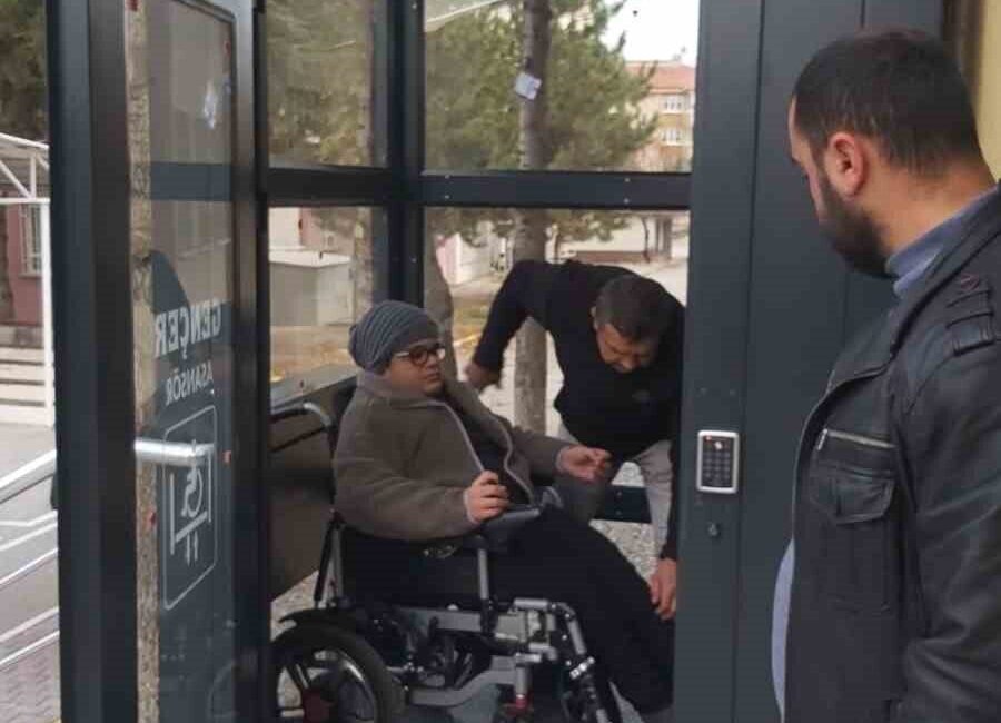 Afyonkarahisar’da Engelli Öğrenci Faruk Uğuz’un Okula Dönüşü Vali Yiğitbaşı’nın Desteğiyle Gerçekleşti Afyonkarahisar'da 15 yaşındaki Faruk Uğuz, Vali Doç. Dr. Kübra Güran