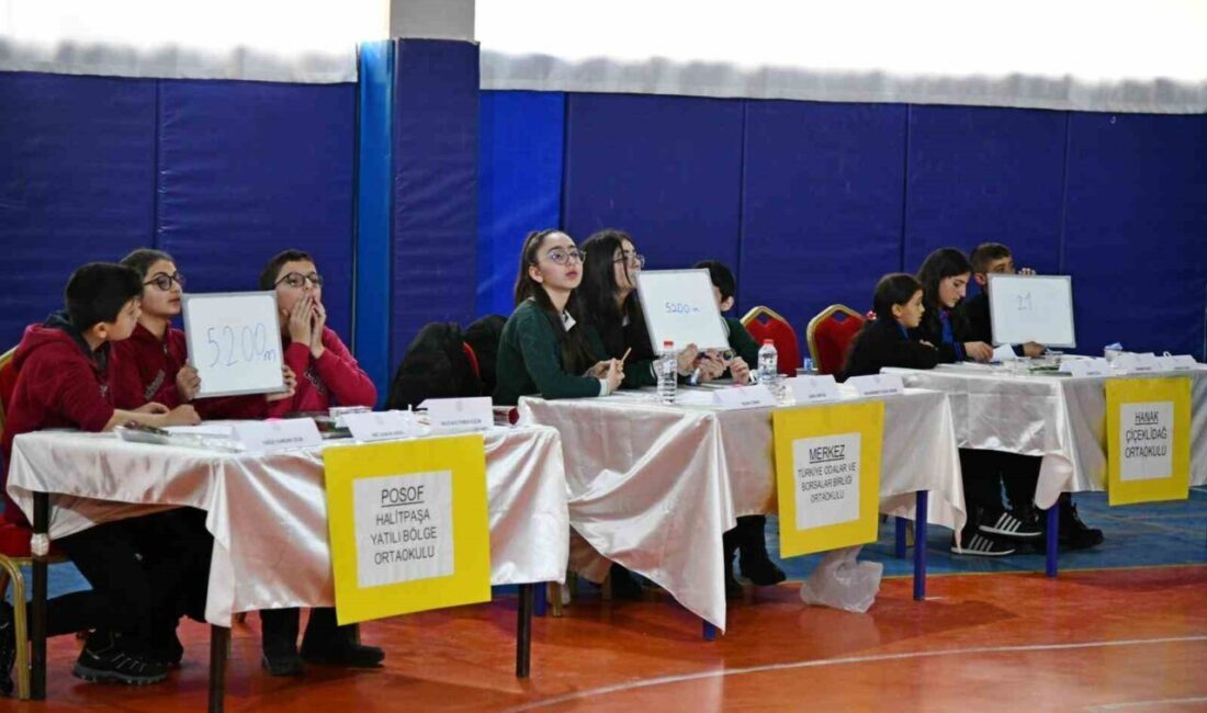 Ardahan'da düzenlenen Ortaokullar Arası Bilgi Yarışması'na 6 okul katıldı. Vali