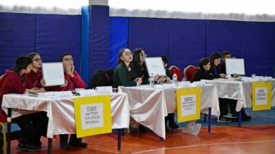 Ardahan'da düzenlenen Ortaokullar Arası Bilgi Yarışması'na 6 okul katıldı. Vali