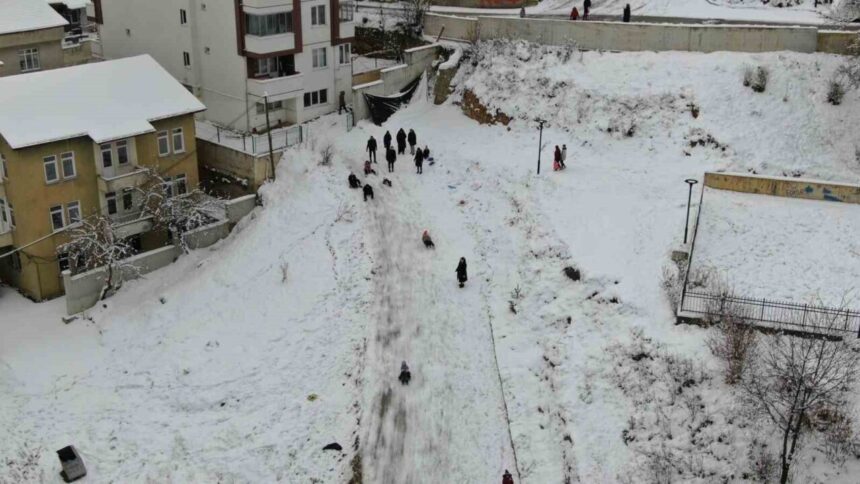 Kastamonu’da kar yağışıyla tatil fırsatını değerlendiren çocuklar, sokaklarda kayarak eğlendi.
