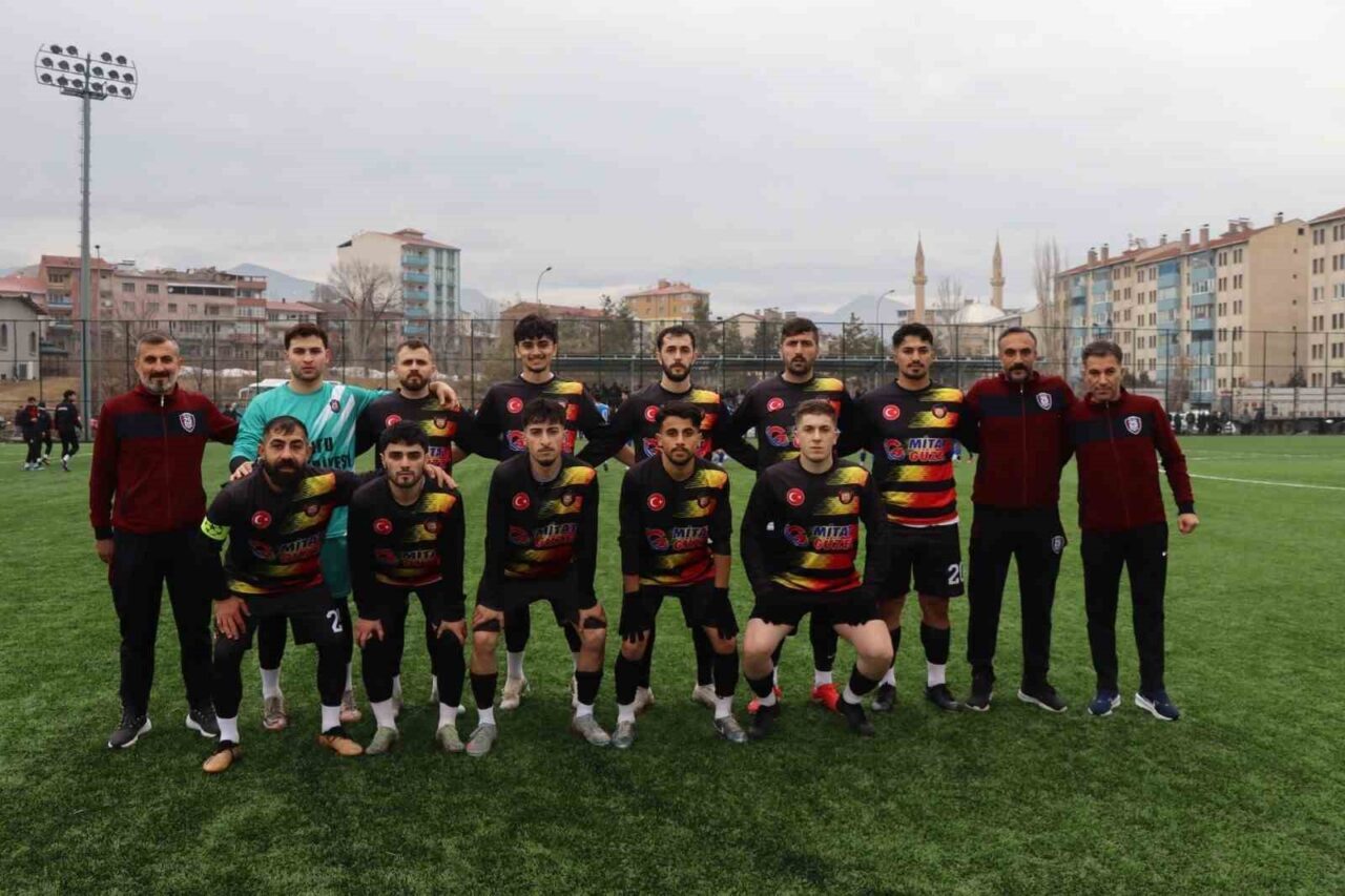 Oltu 25 Mart Belediye Spor, Erzurum İdmanocağı FK’yı 6-1’lik skorla mağlup ederek taraftarına büyük bir futbol ziyafeti sundu