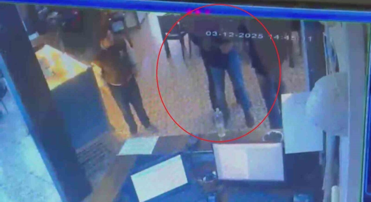 Hatay’da boğazına yemek kaçan müşteriyi kurtaran garsonun müdahalesi kameralara yansıdı