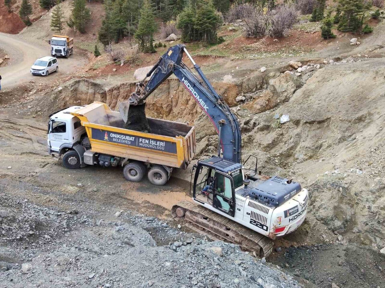 Onikişubat Belediyesi, Tüm Mahallelerde Yaşam Kalitesini Artırmak İçin Çalışmalarını Sürdürüyor Onikişubat Belediyesi, yaşam kalitesini artırmak amacıyla mahallelerdeki yol ve altyapı