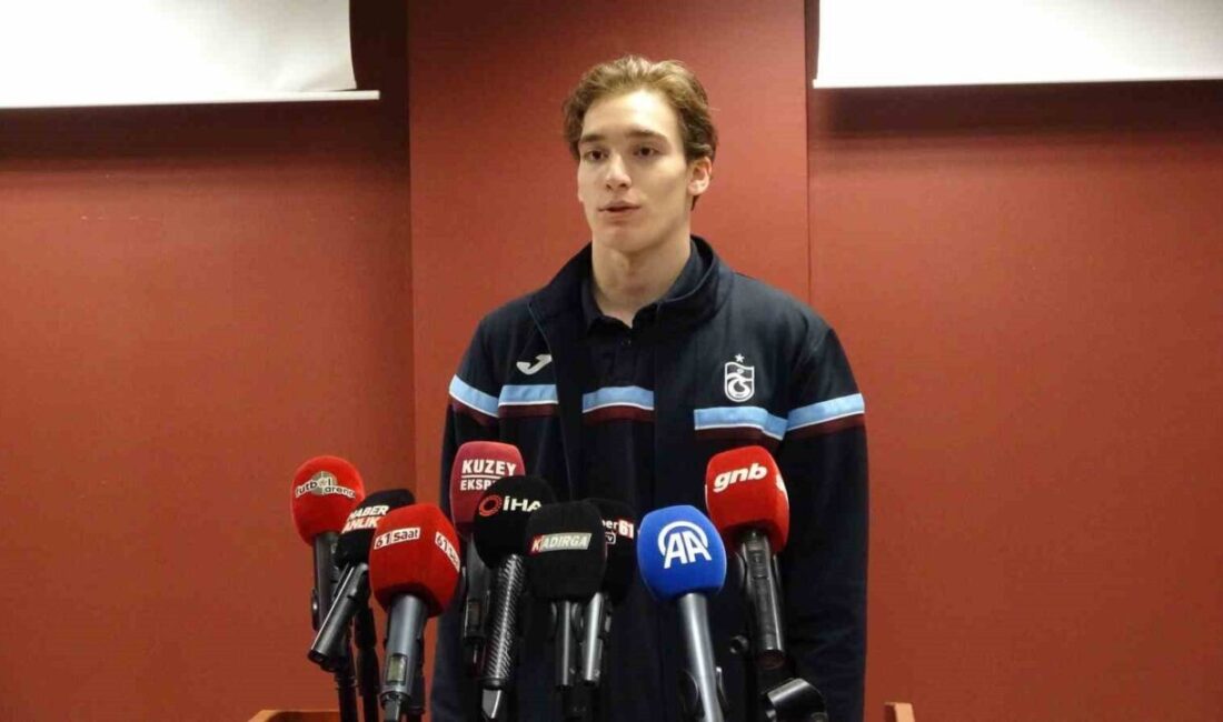 Trabzonspor'un genç kalecisi Onuralp Çevikkan, Vanspor FK'ya karşı 2-0'lık galibiyet