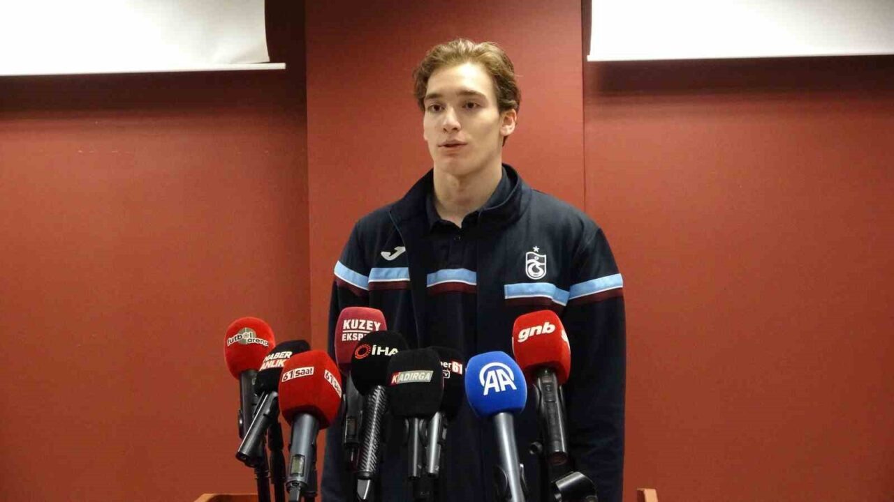 Trabzonspor'un genç kalecisi Onuralp Çevikkan, Vanspor FK'ya karşı 2-0'lık galibiyet