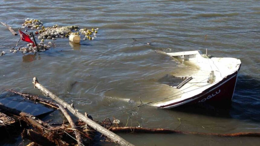 Ordu’da etkili fırtına, dev dalgalara yol açarak evlerin bahçelerini su bastı ve bir balıkçı kayığını batırdı.