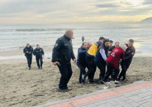 Ordu'nun Ünye ilçesinde 45 yaşındaki Nuray M., iskelenin ucundan denize