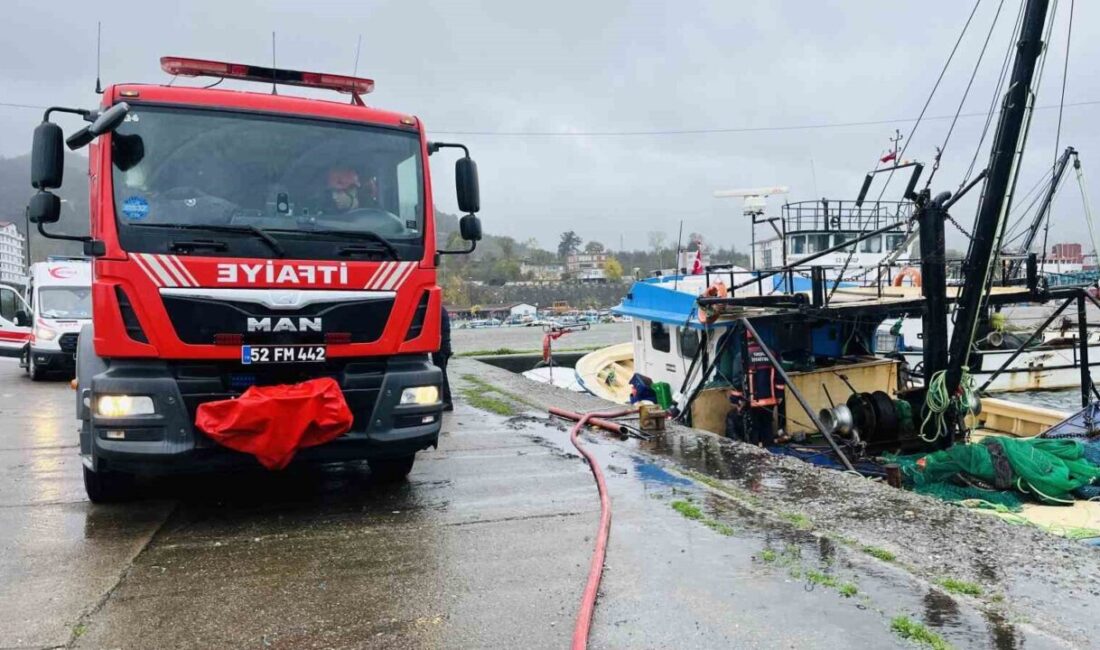 Ünye’de Batma Riski Taşiyan Tekneye İtfaiye Ekiplerinden Zamanında Müdahale Ordu’nun Ünye ilçesindeki balıkçı barınağında su almaya başlayan bir tekne,