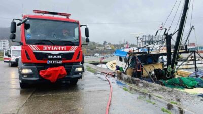 Ordu’nun Ünye ilçesindeki balıkçı barınağında su almaya başlayan bir tekne,