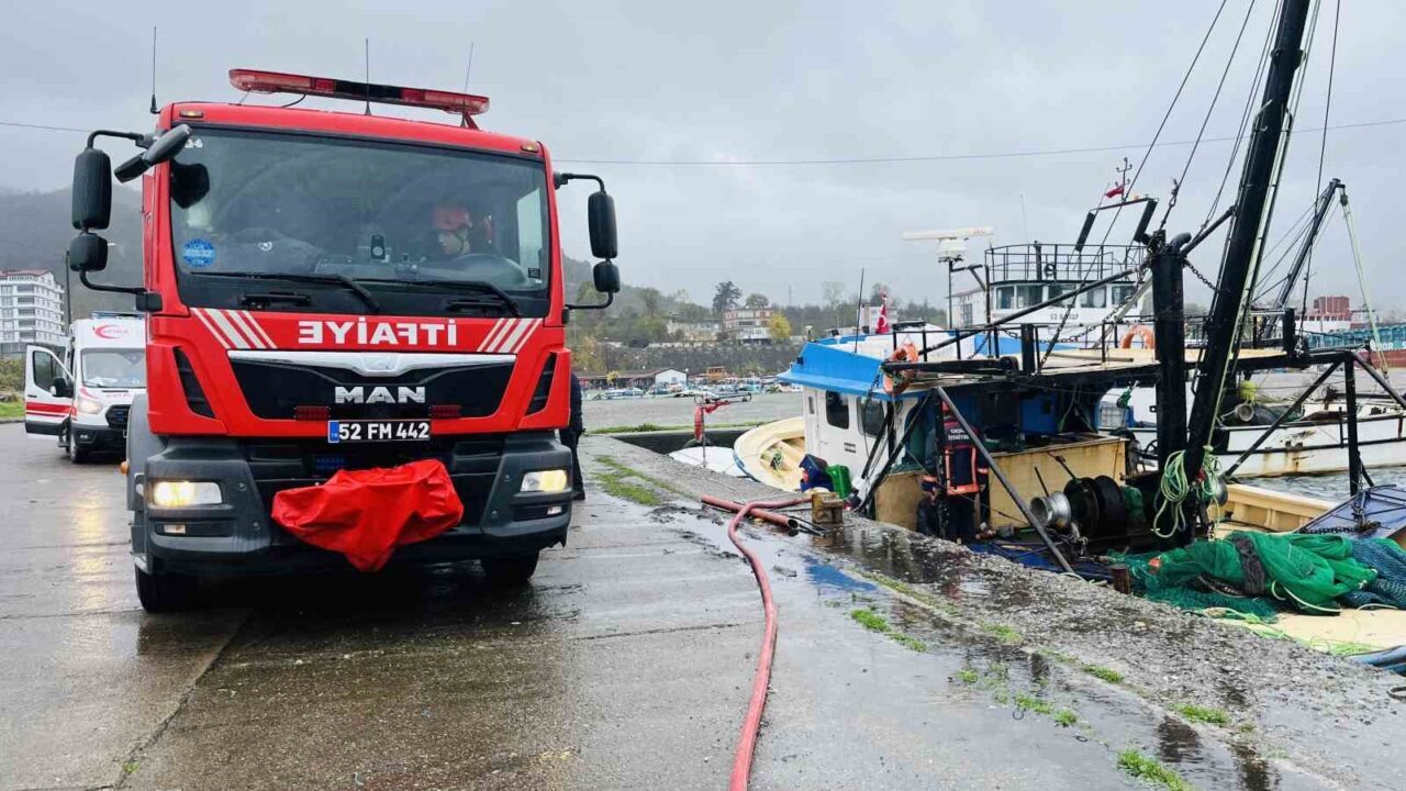 Ordu’nun Ünye ilçesindeki balıkçı barınağında su almaya başlayan bir tekne,