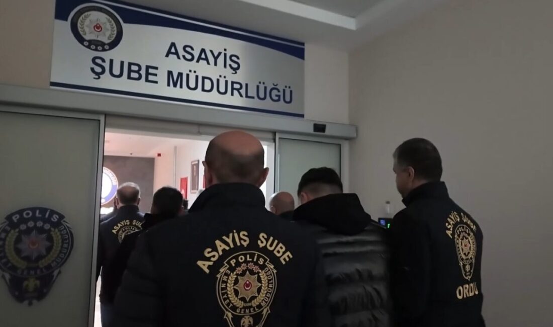 Fatsa’da Gerçekleştirilen Dolandırıcılık Operasyonunda 3 Kişi Tutuklandı, 31 Şüpheliye Adli İşlem Uygulandı Ordu İl Emniyet Müdürlüğü, Fatsa'da telefon dolandırıcılığına karışan 13 şüpheliyi