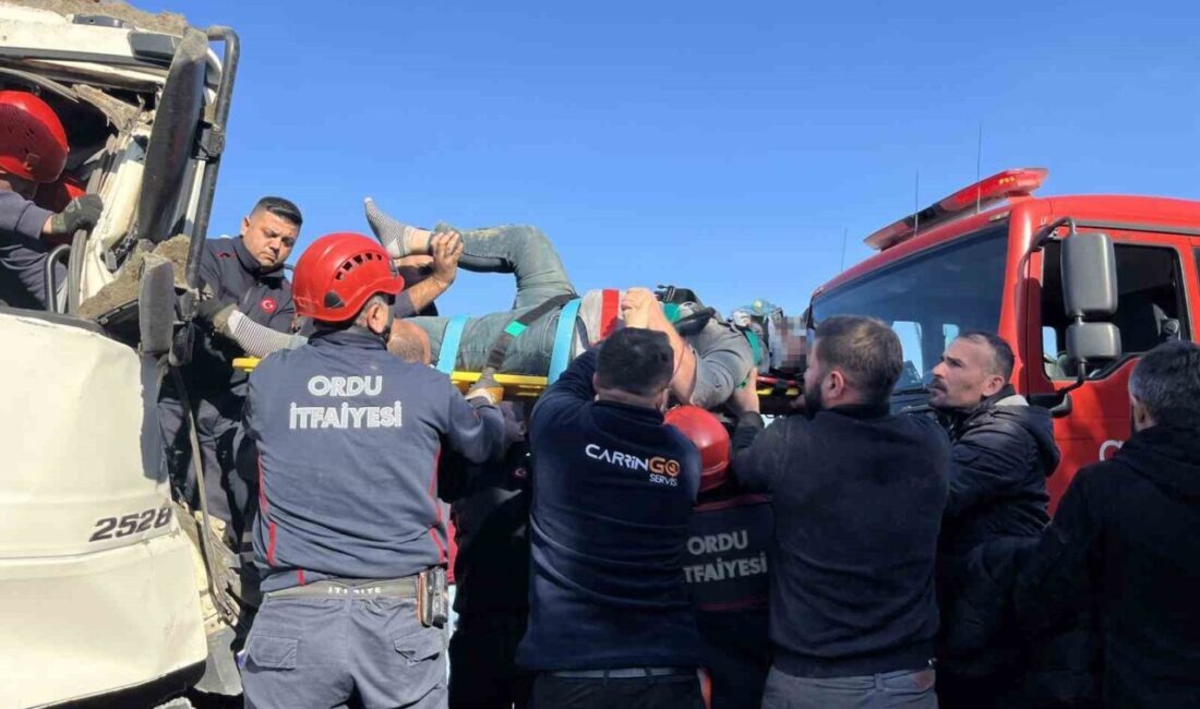 Ordu'nun Ünye ilçesinde bir tırın kum yüklü kamyona çarpması sonucu